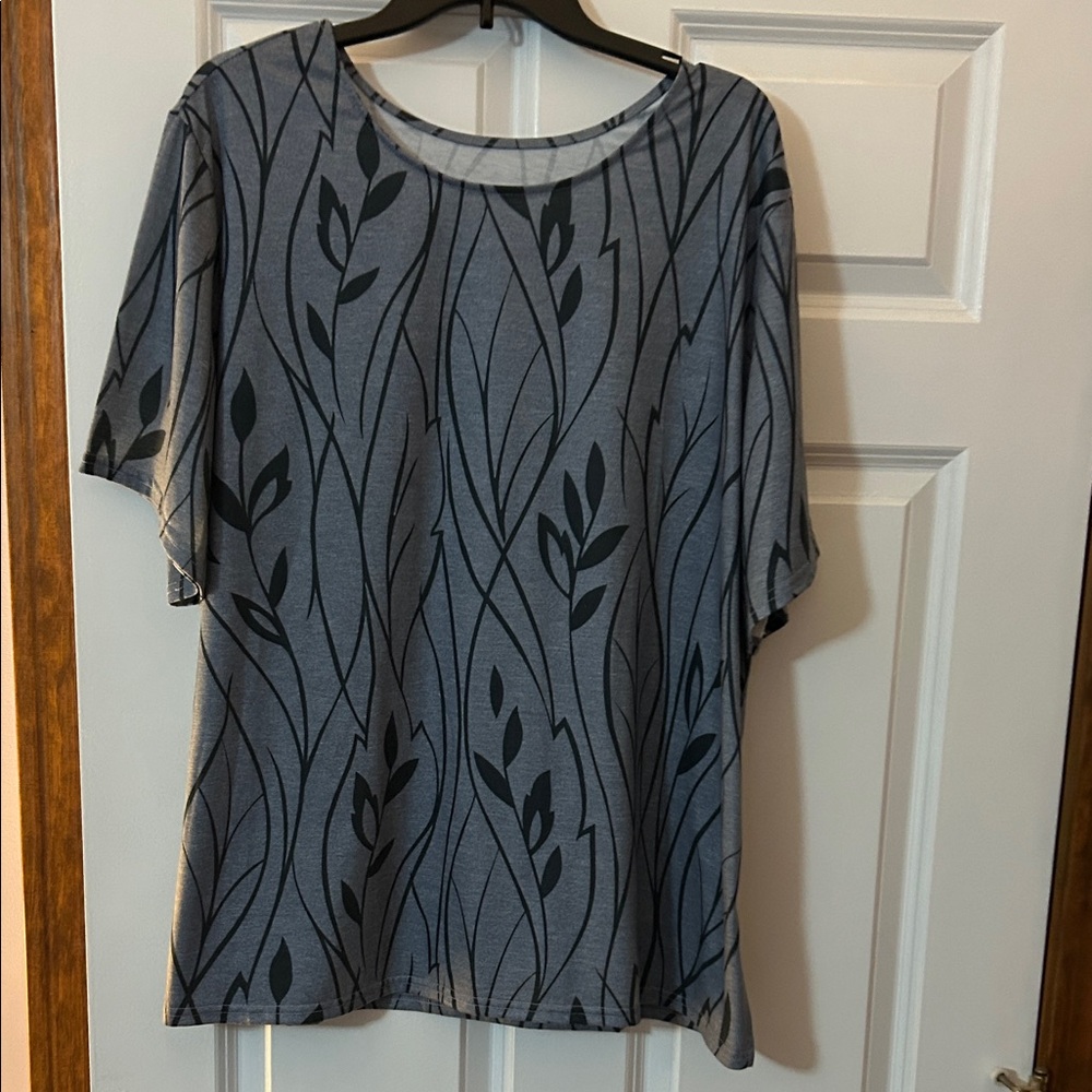 Elegant Gray Leaf Pattern Women's Top - Size 2XL
